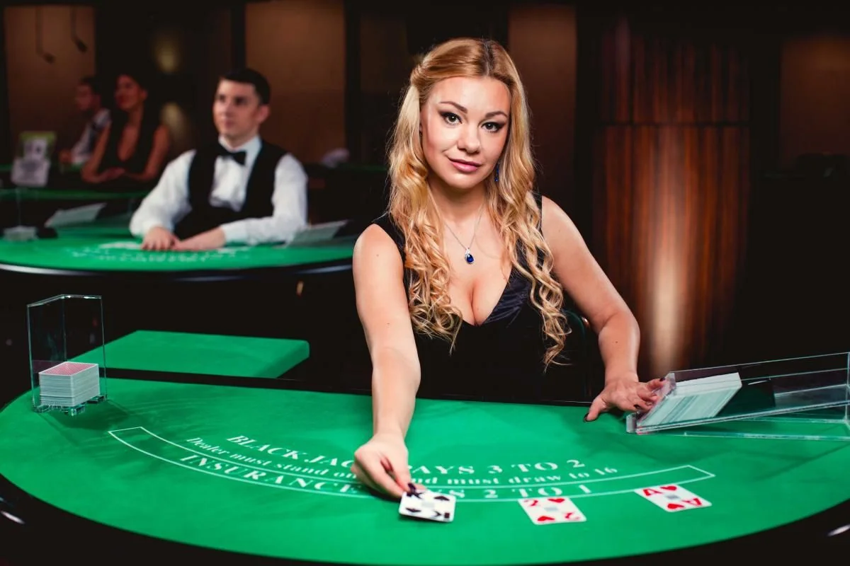 Suasana meja kasino live CASTLETOTO dengan dealer langsung